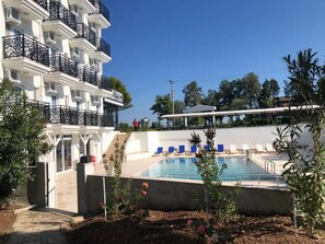 Outdoor pool, pool umbrellas, pool loungers - Didim Hotel Ella (Didim)