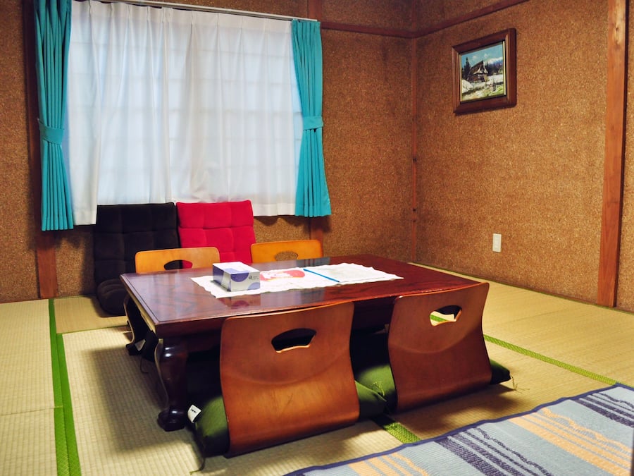 Decoración personalizada, muebles diferentes, escritorio y wifi gratis