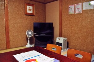 Escritorio, wifi gratis, decoración personalizada y muebles diferentes 