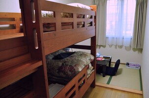 和室 3人部屋 二段ベッド付 共用バスルーム ルームA/B | デスク、WiFi (無料)、客室ごとに異なる装飾、客室ごとに異なるインテリア