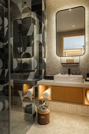 Shower, free toiletries, hair dryer, bidet - Macalister Hotel Managed By The Ascott Limited (George Town)