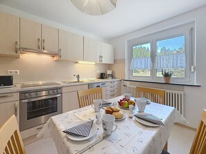 Jääkaappi, uuni, astianpesukone, keittoastiat/astiat/ruokailuvälineet
