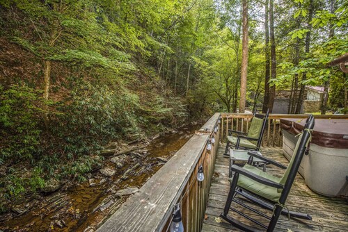 Waterfront Walden's Creek•Hot Tub•Deck Firepit•10 min from Pigeon Forge 