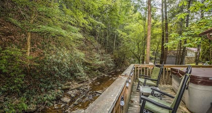 Waterfront Walden's Creek•Hot Tub•Deck Firepit•10 min from Pigeon Forge