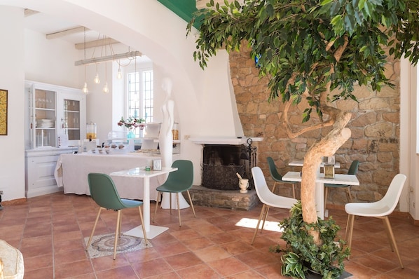 Coin salon dans le hall