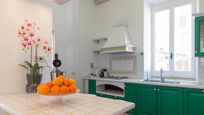 Royal Suite, Sea View | Private kitchen - Affittacamere Greed (Rome)