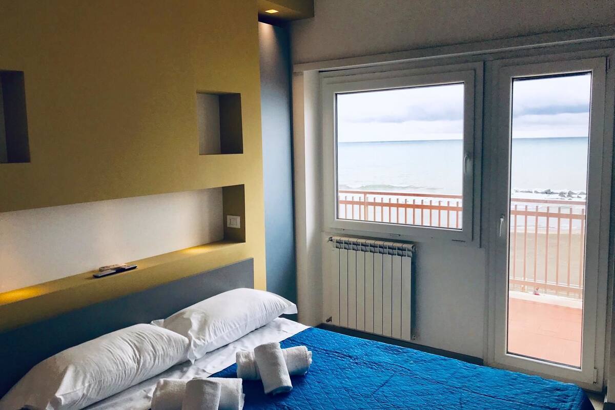 Double Room, Sea View | Soundproofing, WiFi (free), bed sheets