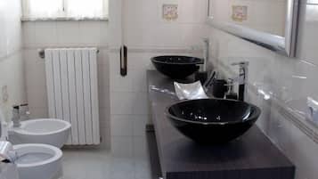 Camera tripla, bagno privato | Bagno | Doccia, asciugamani
