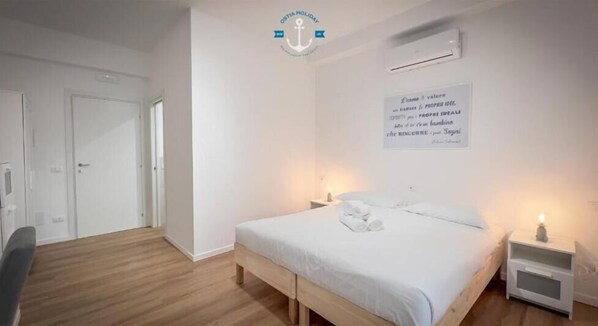 Double or Twin Room, Private Bathroom | Free WiFi, bed sheets - La Dolce Sosta (Rome)