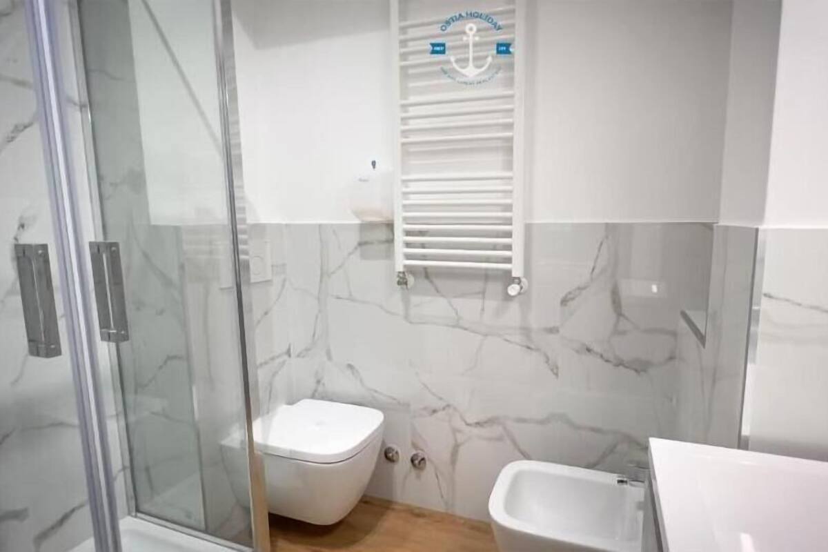Chambre double ou avec lits jumeaux, salle de bain privée | Salle de bain | Douche, serviettes fournies