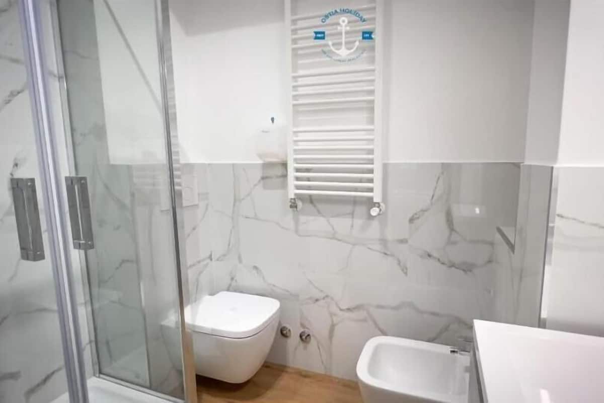 Camera con letto matrimoniale o 2 letti singoli, bagno privato | Bagno | Doccia, asciugamani