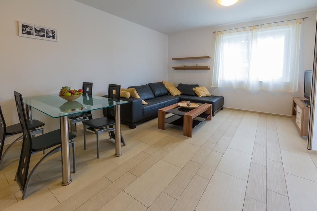 Apartment, Multiple Beds, Sea View H1  | Wohnbereich | Smart-TV