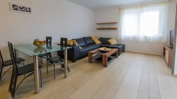 Apartment, Multiple Beds, Sea View H1 | Wohnbereich | Smart-TV
