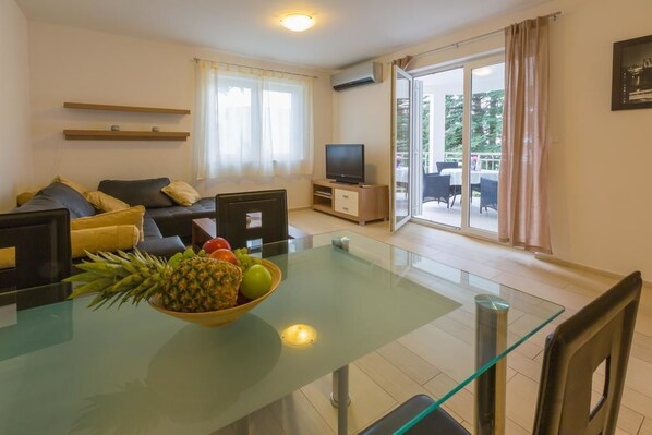 Apartment, Multiple Beds, Sea View H1 | Living room | Smart TV - Apartmani Heta (Crikvenica)