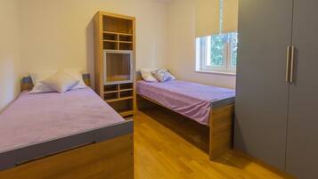 Caja de seguridad en la habitación y tabla de planchar con plancha