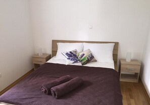 Apartment, Multiple Beds, Sea View H1  | Cofres nos quartos, ferros/tábuas de passar roupa, berços grátis