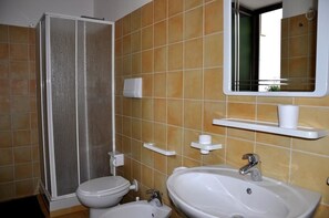 Double Room | Bathroom | Shower, hair dryer, bidet, towels - Il Ruscello di Ceraso (Ceraso)