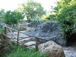A wooden staircase leading up a rocky path surrounded by greenery. - Il Ruscello di Ceraso (Ceraso)