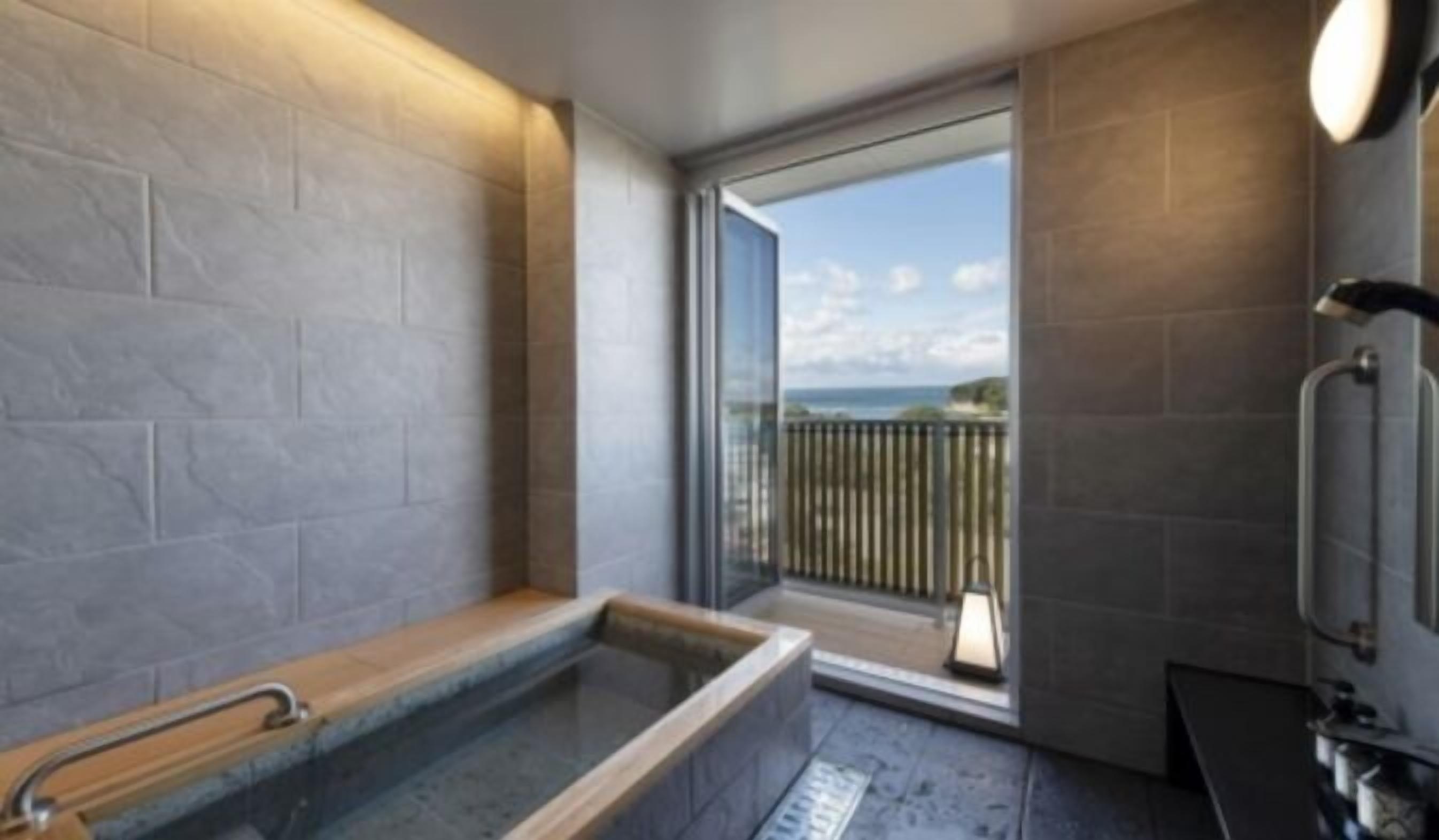 Haartrockner, Hausschuhe, Toilette mit elektrischem Bidet, Handtücher