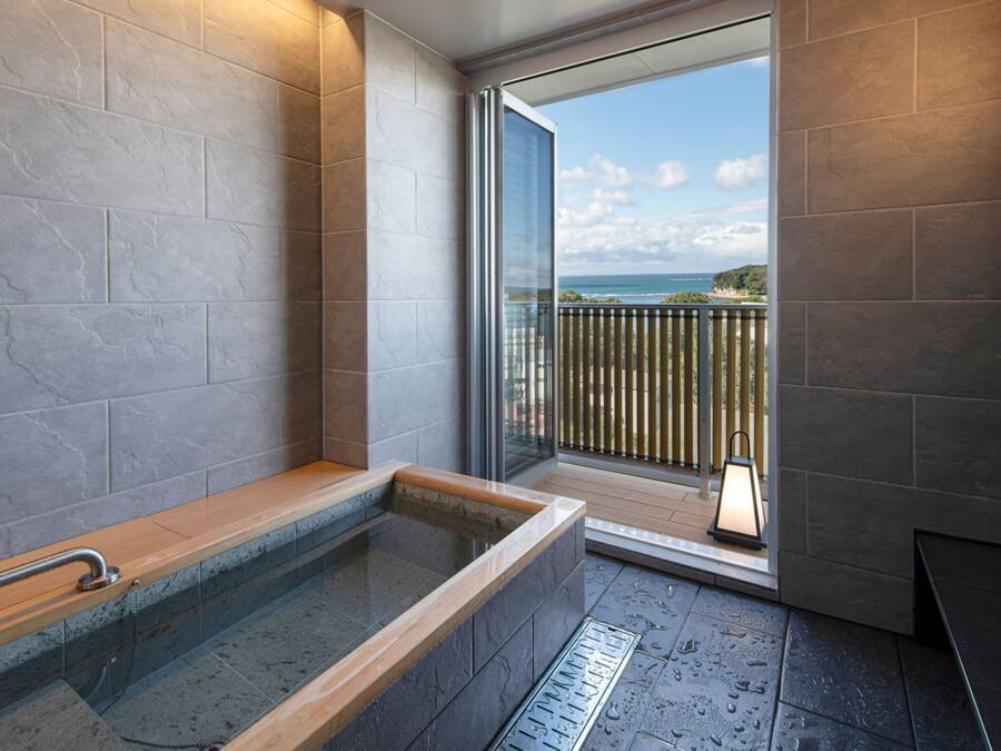 Asciugacapelli, pantofole, bidet elettronico, asciugamani