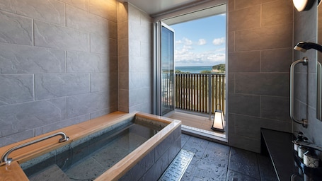 Secador de cabelo, chinelos, vasos sanitários com bidê eletrônico . Kurhouse Shirahama