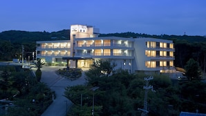A multi-story hotel with a modern design, featuring a central courtyard and multiple balconies. - Kurhouse Shirahama (Shirahama)