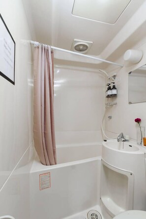 A modern bathroom with a bathtub, a sink, and a shower. - nid Tani6 House (Osaka)