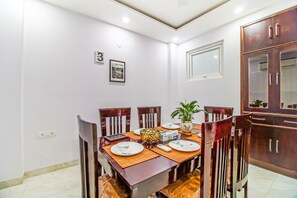 อาหารเช้าแบบคอนติเนนทัลทุกวัน (คิดค่าบริการ)