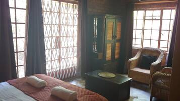 4 bedrooms, iron/ironing board, bed sheets