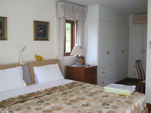 3 quartos, cofres nos quartos, ferros/tábuas de passar roupa, Wi-Fi