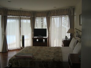 3 bedrooms, in-room safe, iron/ironing board, WiFi