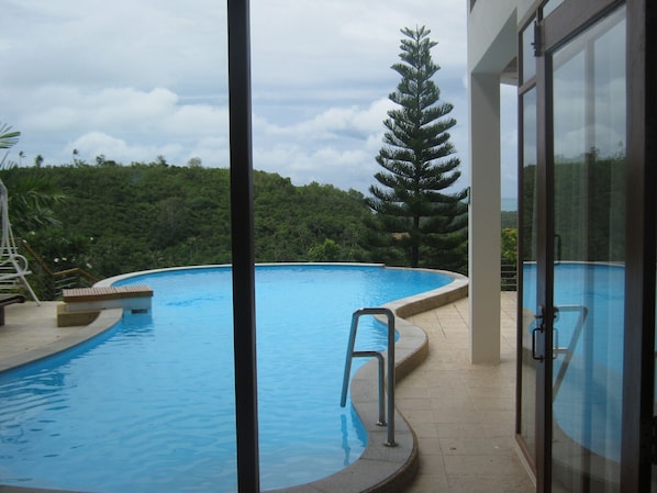 Una piscina al aire libre