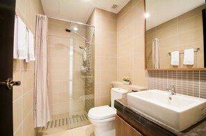 Apartamento, 2 quartos | Banheiro | Chuveiro, secador de cabelo, toalhas de banho, sabonete