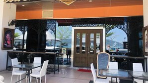 Restaurante llamado 'Mother India' con terraza y vistas de los alrededores.