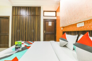 Deluxe Room | Desk, free WiFi