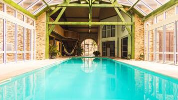 Una piscina cubierta, una piscina climatizada