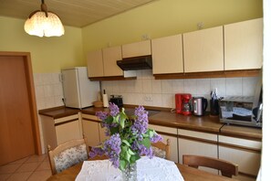Huoneisto, 3 makuuhuonetta | Yksityinen keittiö | Jääkaappi, mikroaaltouuni, uuni, liesi