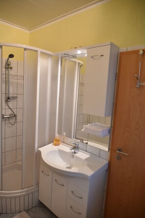 Apartamento, 3 quartos | Banheiro | Secador de cabelo, toalhas de banho, papel higiênico 