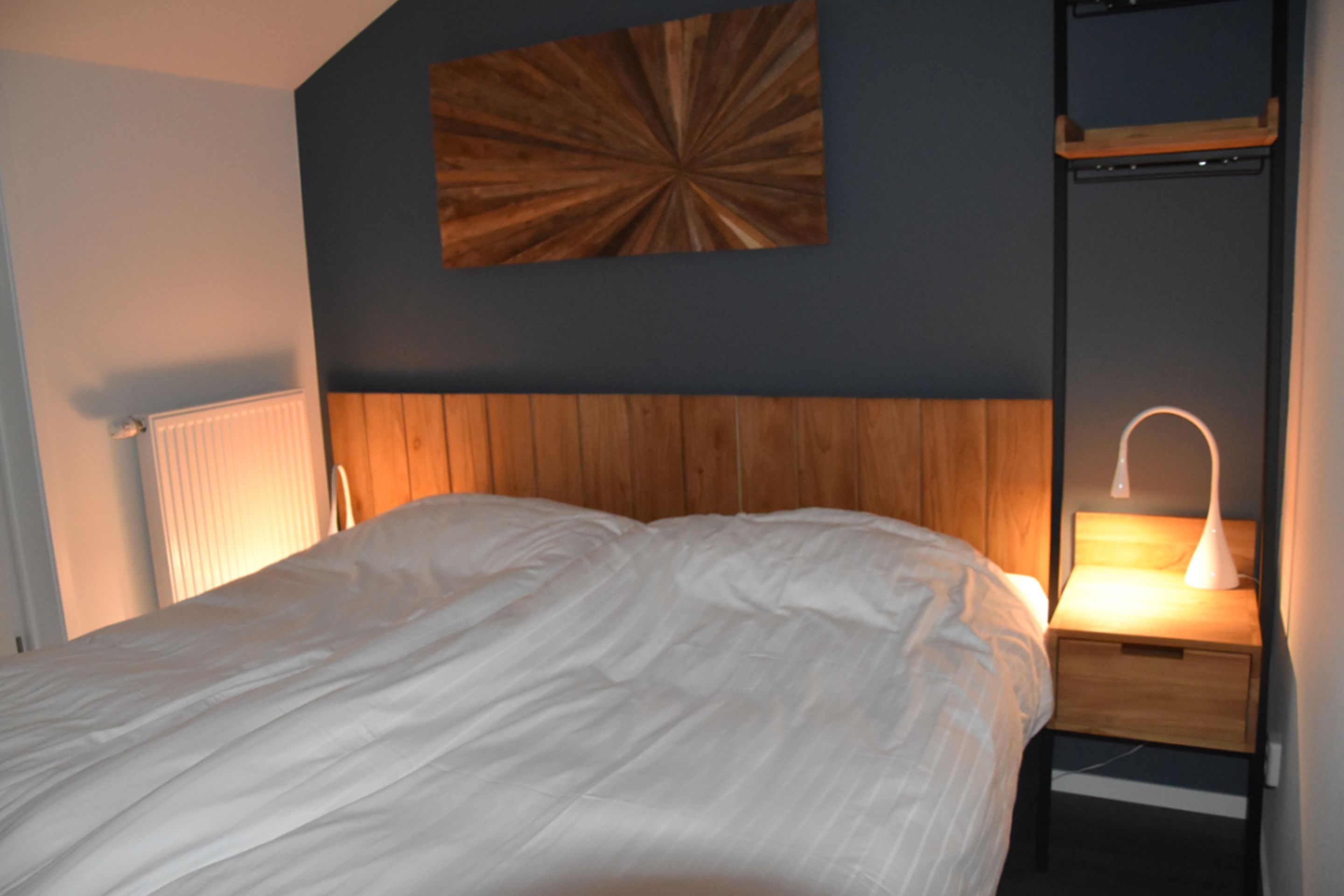 Luxe beddengoed, een bureau, een laptopwerkplek