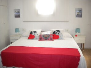 3 bedrooms, desk, soundproofing, iron/ironing board