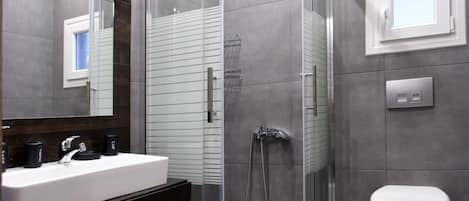 Departamento de lujo (Narcissus) | Baño | Regadera, regadera tipo lluvia, amenidades de baño gratuitas