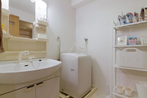 504 | Bathroom | Separate bathtub and shower, deep-soaking bathtub, free toiletries - nid NAMBA at Residence East (Osaka)