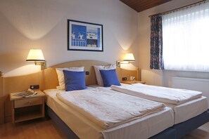 2 Schlafzimmer, Schreibtisch, kostenlose Babybetten, kostenloses WLAN