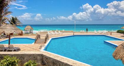 Viehättävä rantahotelli w / täydellinen keittiö, jaetut uima-altaat ja pääsy rannalle