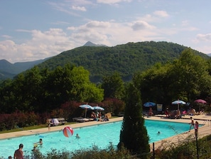 Seasonal outdoor pool, open 9:00 AM to 7:00 PM, pool umbrellas - Le Relais du Bois Perché (Aspet)