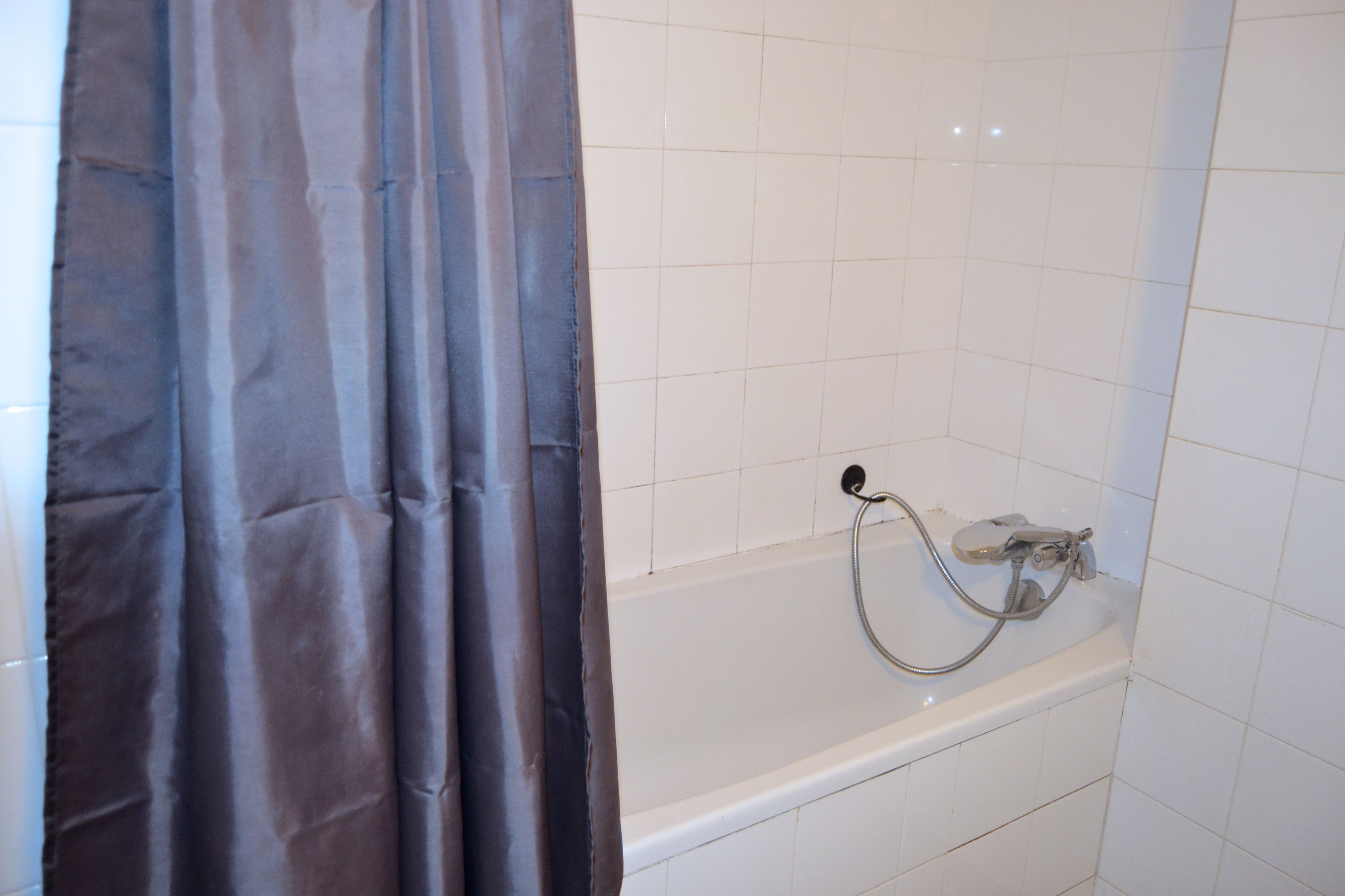 Deep-soaking bathtub