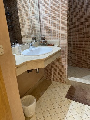 Douche, sĂšche-cheveux, bidet, serviettes fournies