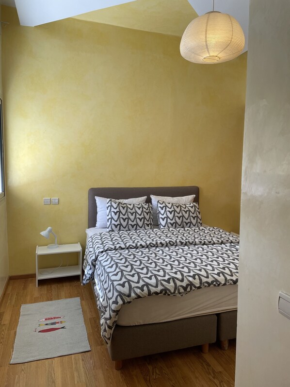 2 chambres, fer et planche à repasser, lit de bébé portatif