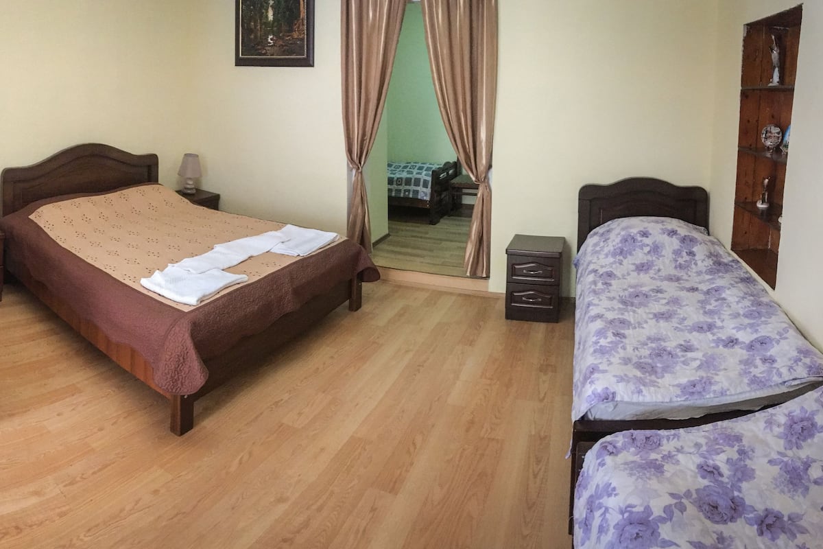 Departamento estándar, vista al jardín | Tabla de planchar con plancha, camas extra, wifi gratis y ropa de cama 