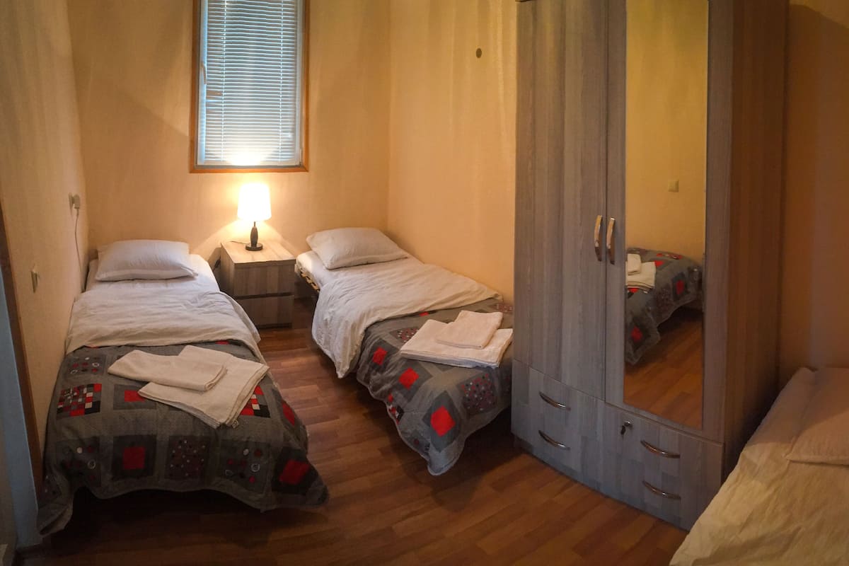 Habitación triple básica, vista al jardín | Tabla de planchar con plancha, camas extra, wifi gratis y ropa de cama 